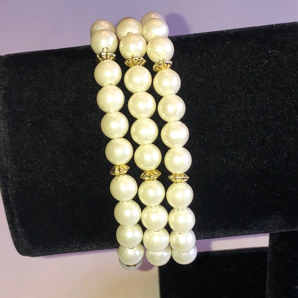 Classic Ivory Faux Pearl Bracelet with Gold Tone Accents
